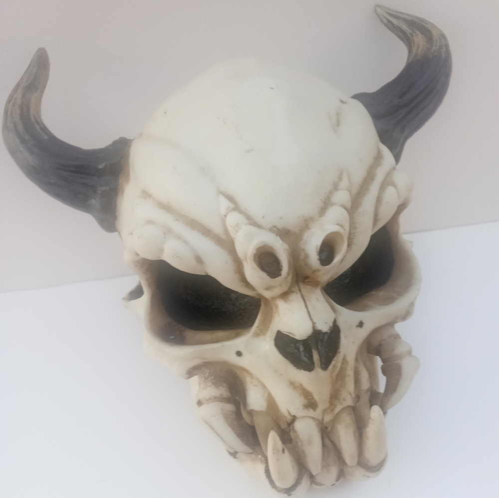😲 Vintage Monster Skull